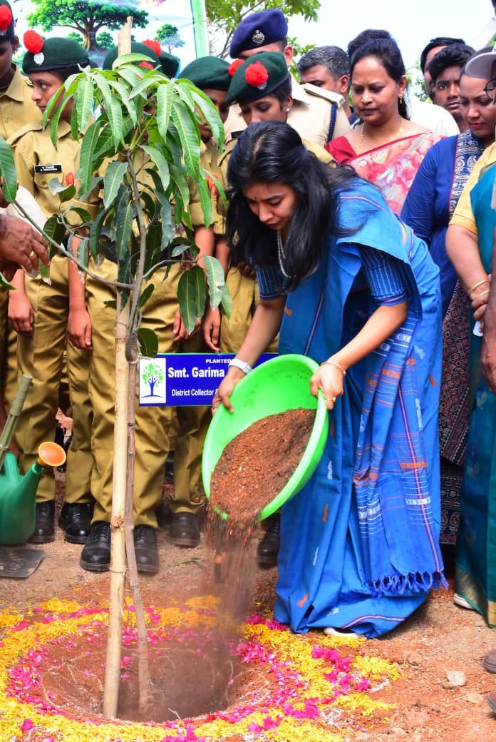 ప్రతి ఒక్కరూ మొక్కలు నాటాలి.. సంరక్షించాలి  జిల్లా కలెక్టర్ గరిమ అగ్రవాల్